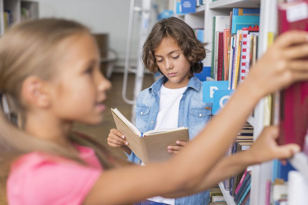 Ragazzi Che Trascorrono Del Tempo Biblioteca 1024x683